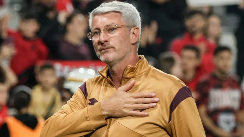 Odair Hellmann durante confronto entre Athletico-PR x América-MG na Série B de 2025.