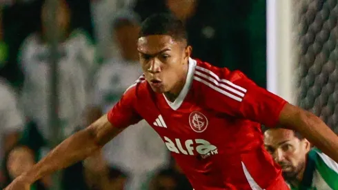 Luis Otávio em campo pelo Inter. Foto: Luiz Erbes/AGIF