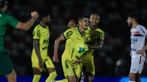 SP – RIBEIRAO PRETO – 07/05/2024 – BRASILEIRO B 2024, BOTAFOGO-SP X MIRASSOL – Lucas Ramon jogador do Botafogo-SP comemora seu gol com Quirino jogador da sua equipe durante partida contra o Mirassol no estadio Santa Cruz pelo campeonato Brasileiro B 2024. Foto: Pedro Zacchi/AGIF
