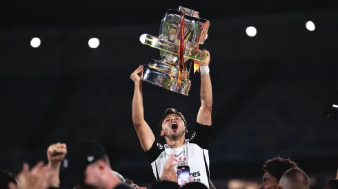 Romero erguendo o troféu da Copa do Brasil 2025. Foto: Ettore Chiereguini/AGIF