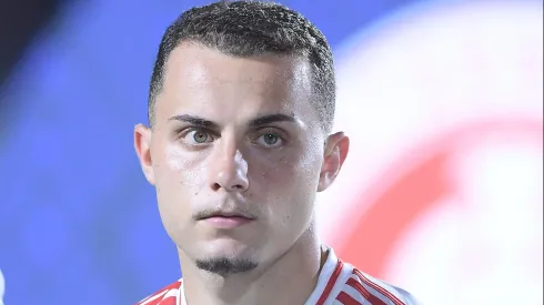 Bruno Gomes durante confronto entre Vitória x Internacional no Brasileirão de 2025.