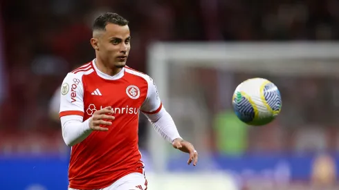Bruno Gomes, do Internacional, corre em direção à bola durante a partida entre Internacional e Cruzeiro, válida pelo Brasileirão 2024, no Estádio Beira-Rio, em 25 de agosto de 2024, em Porto Alegre, Brasil. (Foto de Pedro H. Tesch/Getty Images)