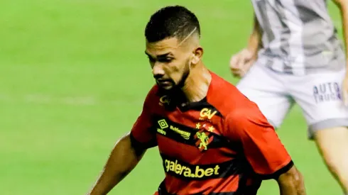 Meia Gustavo, ex-Sport, fica perto do Coritiba