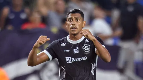 Pedro Rocha jogador do Remo comemora seu gol durante partida contra o Coritiba no estadio Mangueirao pelo campeonato Brasileiro B 2025. Foto: Fernando Torres/AGIF