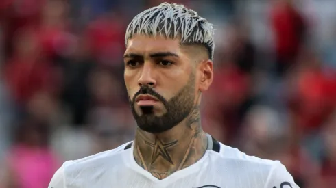Alexander Barboza jogador do Botafogo durante execucao do hino nacional antes da partida contra o Athletico-PR no estadio Arena da Baixada pelo campeonato Brasileiro A 2024. Foto: Robson Mafra/AGIF