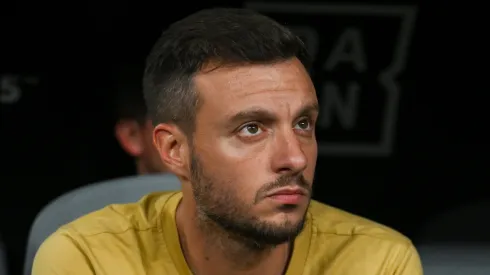 Martin Anselmi, treinador principal do FC Porto, observa antes, durante a partida do Grupo A da Copa do Mundo de Clubes da FIFA 2025 entre FC Porto e Al Ahly SC no MetLife Stadium em 23 de junho de 2025 em East Rutherford, Nova Jersey. (Foto de David Ramos/Getty Images)