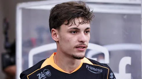 Breno Bidon durante confronto contra o Ceará no Campeonato Brasileiro de 2025.