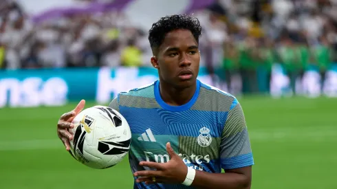 Endrick Felipe Moreira do Real Madrid se aquece antes da partida da LaLiga EA Sports entre Real Madrid CF e FC Barcelona no Estádio Santiago Bernabéu em 26 de outubro de 2025, em Madrid, Espanha. (Foto de Angel Martinez/Getty Images)