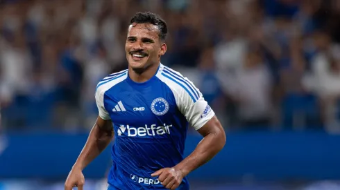 MG – BELO HORIZONTE – 21/09/2025 – BRASILEIRO A 2025, CRUZEIRO X BRAGANTINO – Kaiki Bruno jogador do Cruzeiro comemora seu gol durante partida contra o Bragantino no estadio Mineirao pelo campeonato Brasileiro A 2025. Foto: Alessandra Torres/AGIF