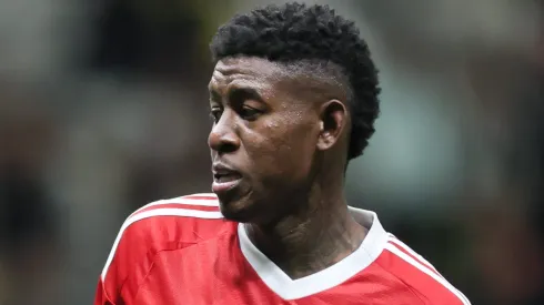 Vitão durante confronto contra o Atlético-MG no Brasileirão de 2025.