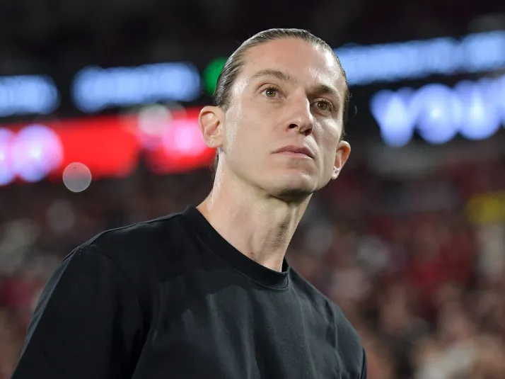 Torcida do Flamengo reclama da indefinição de Filipe Luís
