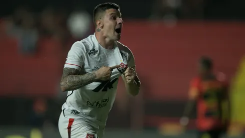 Renato Kayzer jogador do Vitoria comemora seu gol durante a partida contra o Sport na Ilha do Retiro em Recife (PE), pelo Campeonato Brasileiro A 2025. Foto: Marlon Costa/AGIF