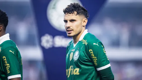 Raphael Veiga jogador do Palmeiras durante partida contra o Santos no estadio Vila Belmiro pelo campeonato Paulista 2024.
