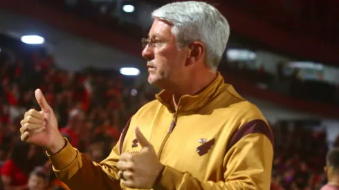 Odair Hellmann durante confronto contra o Vila Nova na Série B de 2025.