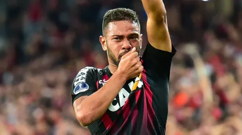 Renan Lodi durante confronto entre Athletico x Fluminense na Sul-Americana de 2018.