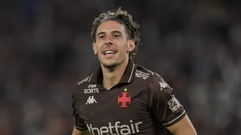 Nuno Moreira jogador do Vasco comemora seu gol durante partida contra o Fluminense no estadio Maracana pelo campeonato Brasileiro A 2025. Foto: Thiago Ribeiro/AGIF