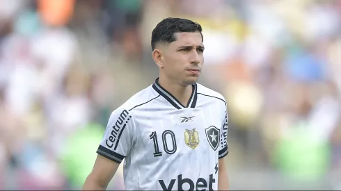Savarino jogador do Botafogo durante partida contra o Fluminense no estadio Maracana pelo campeonato Brasileiro A 2025. Foto: Thiago Ribeiro/AGIF
