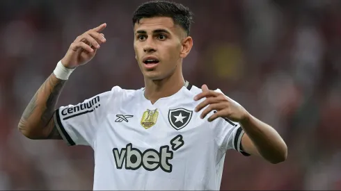David Ricardo jogador do Botafogo durante partida contra o Flamengo no estadio Maracana pelo campeonato Brasileiro A 2025. Foto: Thiago Ribeiro/AGIF