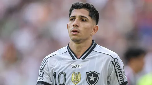 Savarino jogador do Botafogo durante partida contra o Fluminense no estadio Maracana pelo campeonato Brasileiro A 2025. Foto: Thiago Ribeiro/AGIF