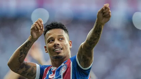 Rafael Ratao jogador do Bahia comemora seu gol com jogadores do seu time durante partida contra o Jequie no estadio Arena Fonte Nova pelo campeonato Baiano 2024. Foto: Jhony Pinho/AGIF