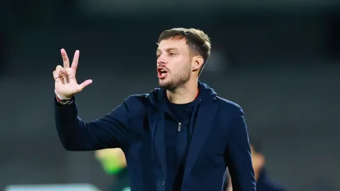 O treinador Martin Anselmi, do Cruz Azul, gesticula durante a partida da 1ª rodada entre Cruz Azul e Atlas como parte do Torneio Clausura 2025 da Liga MX, no Estadio Ciudad de los Deportes, em 11 de janeiro de 2025, na Cidade do México, México. (Foto de Hector Vivas/Getty Images)