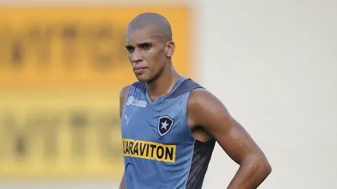 Dória quer voltar ao Botafogo para completar 100 jogos.