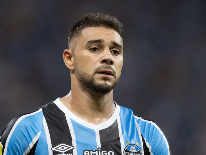 João Pedro está liberado e participou do treino no Grêmio
