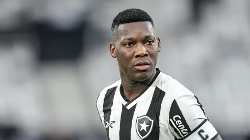 Patrick de Paula jogador do Botafogo durante partida contra o Bangu no estadio Engenhao pelo campeonato Carioca 2025. Foto: Thiago Ribeiro/AGIF
