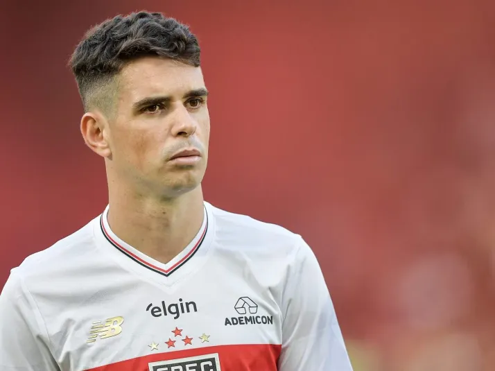 Dívida por luvas e salários trava rescisão contratual de Oscar com o São Paulo