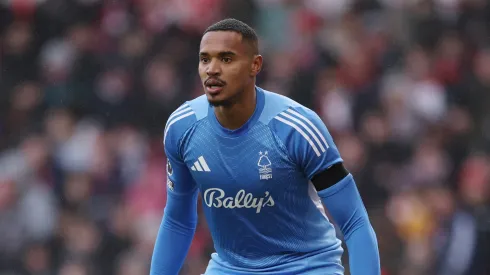 John, do Nottingham Forest observa durante a partida da Premier League entre Nottingham Forest e Manchester City no City Ground (Foto de Michael Regan/Getty Images)