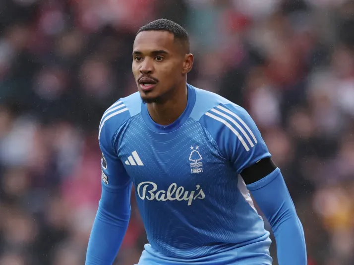 John, ex-Botafogo, comete falha em derrota do Nottingham Forest e sai de campo lesionado