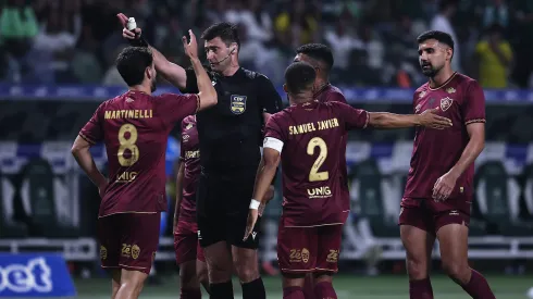 Jogadores do Fluminense em confronto contra o Palmeiras em 2025.