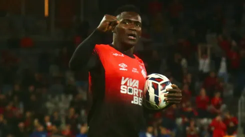 Viveros jogador do Athletico-PR comemora seu gol durante partida contra o Avai no estadio Arena da Baixada pelo campeonato Brasileiro B 2025. Foto: Gabriel Machado/AGIF