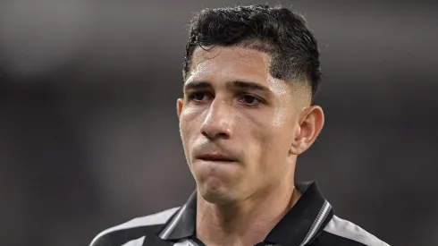 Savarino jogador do Botafogo durante partida contra o Mirassol no estadio Engenhao pelo campeonato Brasileiro A 2025. Foto: Thiago Ribeiro/AGIF