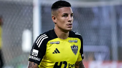 Guilherme Arana durante confronto contra o Bragantino no Campeonato Brasileiro de 2025.