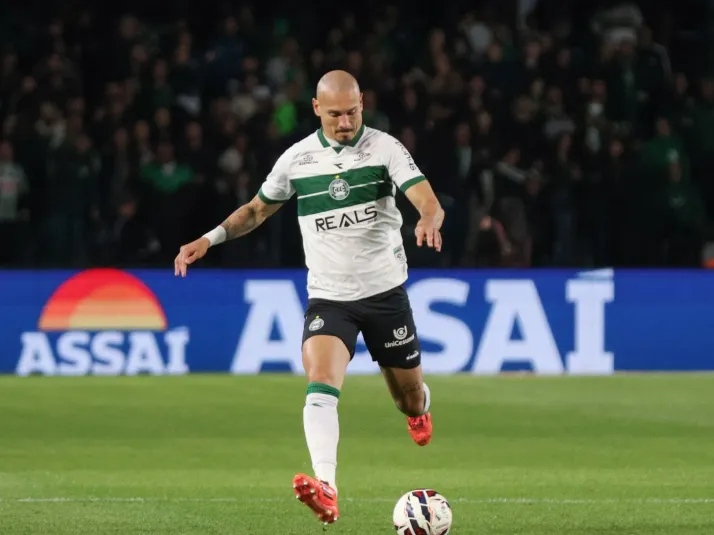 Maicon segue no Coritiba por mais um ano