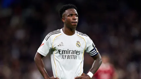 Vinicius Junior, do Real Madrid, observa durante a partida da LaLiga EA Sports entre Real Madrid CF e Sevilla FC no Estádio Santiago Bernabeu em 20 de dezembro de 2025 em Madri, Espanha. (Foto de Angel Martinez/Getty Images)