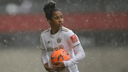 A zagueira tem passagens por gigantes brasileiros, pela Seleção Brasileira Feminina e clubes da Europa – Foto: Sebastian Widmann/Getty Images