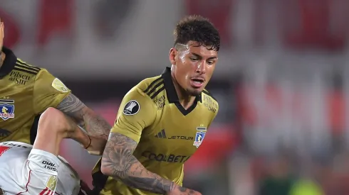 Alan Saldivia em divide a bola em partida diante do River Plate. (Photo by Marcelo Endelli/Getty Images)