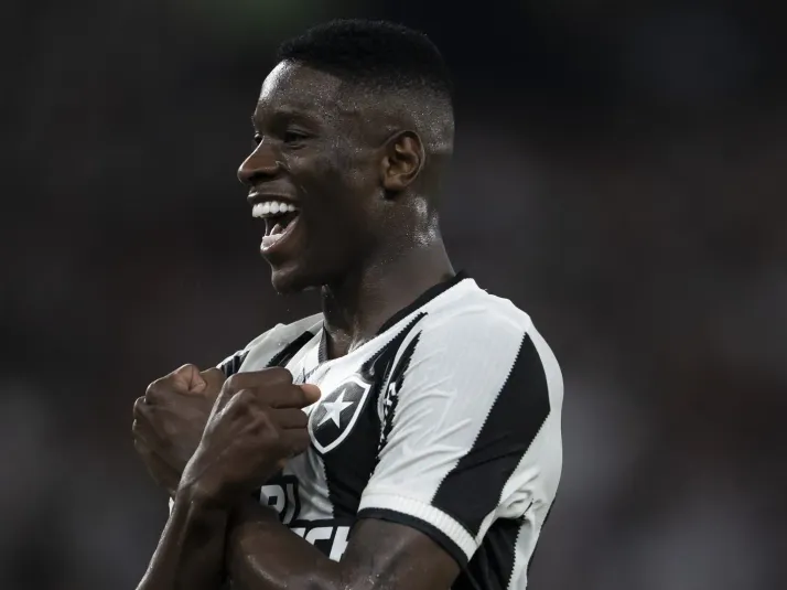 Luiz Henrique marca presença no CT do Botafogo