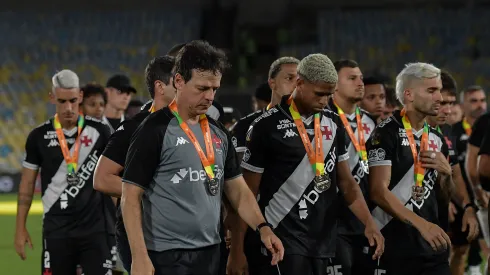 Jogadores do Vasco com a medalha de vice-campeão da Copa do Brasil de 2025.