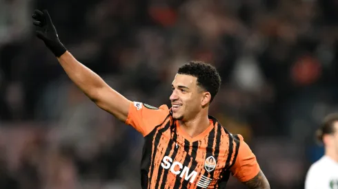 Kaua Elias, do Shakhtar Donetsk, comemora o segundo gol de sua equipe durante a partida da 3ª rodada da Liga Conferência da UEFA 2025/26 entre FC Shakhtar Donetsk e Breidablik, no Estádio Municipal Henryk Reyman, em Cracóvia, Polônia, em 6 de novembro de 2025. (Foto de Mateusz Slodkowski/Getty Images)