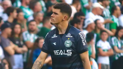 Pedro Morisco jogador do Coritiba recebe cartao vermelho do arbitro durante partida contra o Remo no estadio Couto Pereira pelo campeonato Brasileiro B 2025. Foto: Gabriel Machado/AGIF