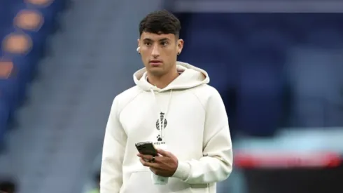 Alejo Veliz, do RCD Espanyol, inspeciona o gramado antes da partida da LaLiga entre Real Madrid CF e RCD Espanyol de Barcelona, no Estádio Santiago Bernabéu, em 21 de setembro de 2024, em Madri, Espanha. (Foto de Florencia Tan Jun/Getty Images)