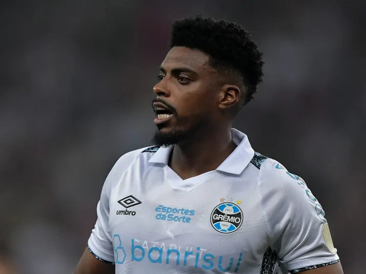 Grêmio rescinde contrato com Jemerson