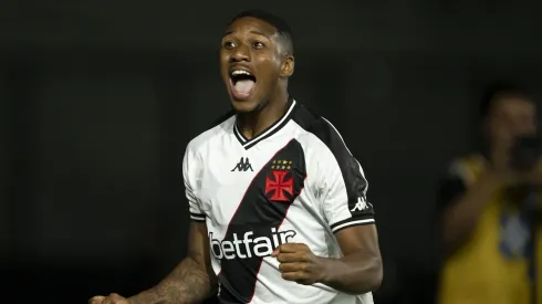 Leandrinho jogador do Vasco comemora seu gol durante partida contra o Sao Paulo no estadio Sao Januario pelo campeonato Brasileiro A 2024. Foto: Jorge Rodrigues/AGIF