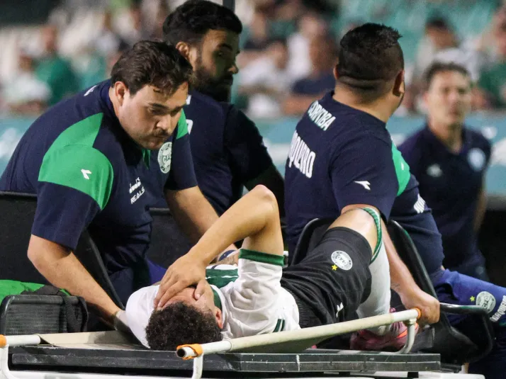 Lucas Crepaldi, do Coritiba, quebra o braço durante jogo do Paranaense