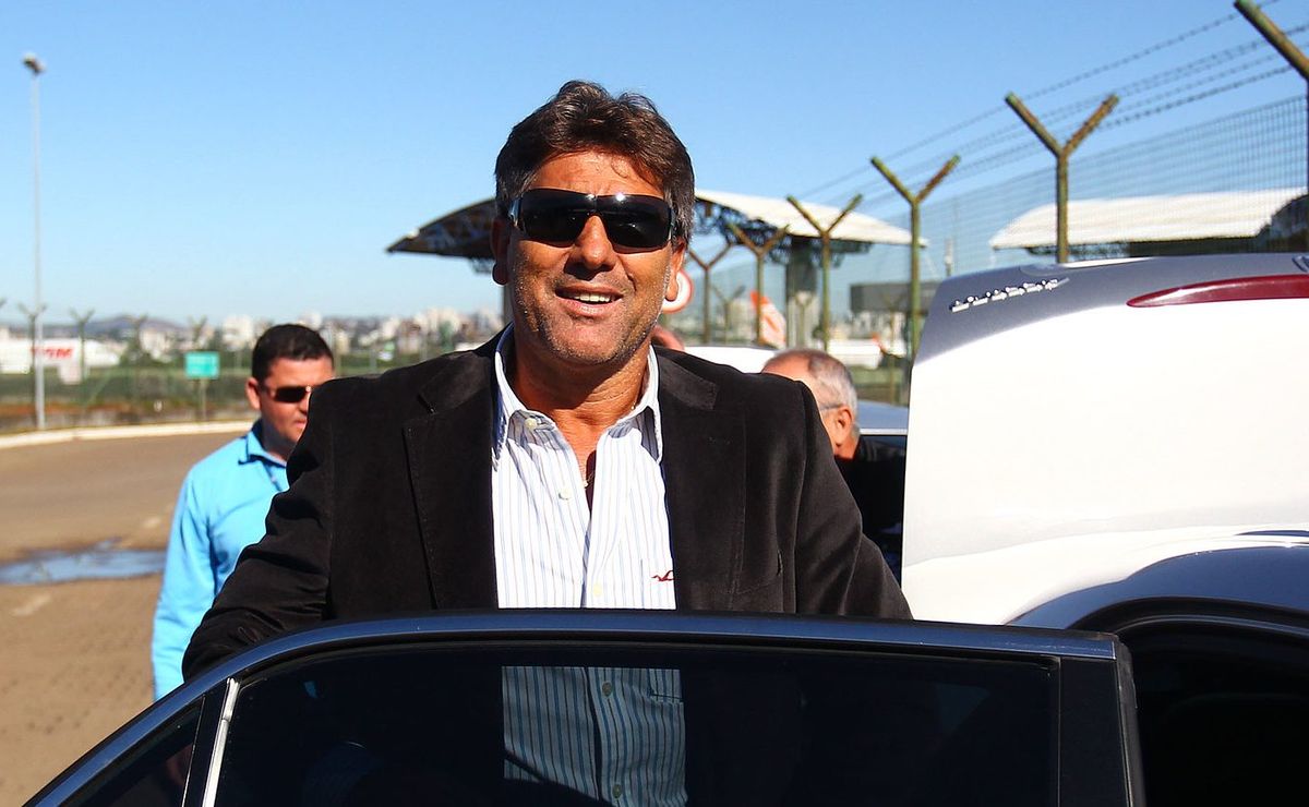 Grêmio tem urgência no mercado e já definiu data para chegada de novo reforço após pedido de Renato