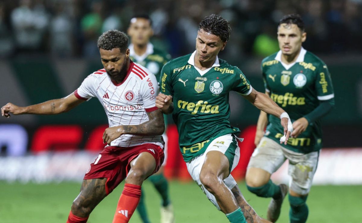 Internacional perde pênalti, mas anula Palmeiras e vence no Brasileirão