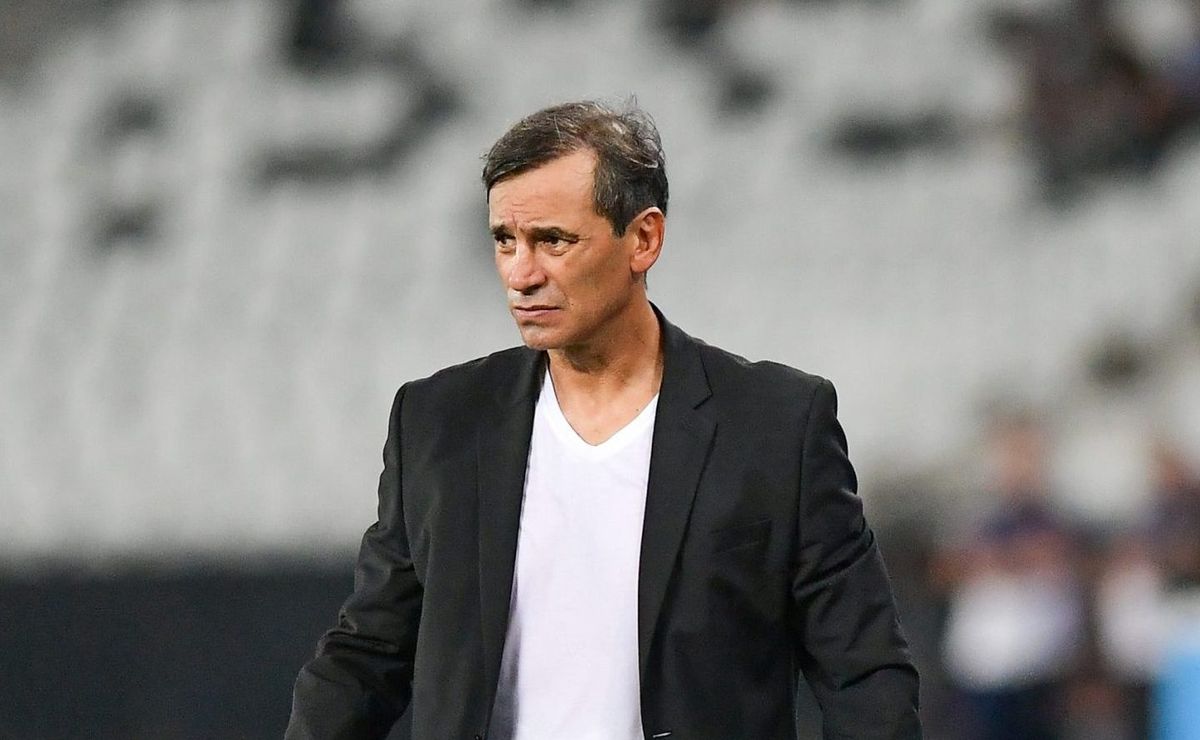 Fabián Bustos, técnico do Universitario-PER, critica gramado do Botafogo na Libertadores: “é outro futebol”